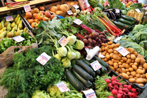 Ożywiony handel warzywami przed świętami w Broniszach