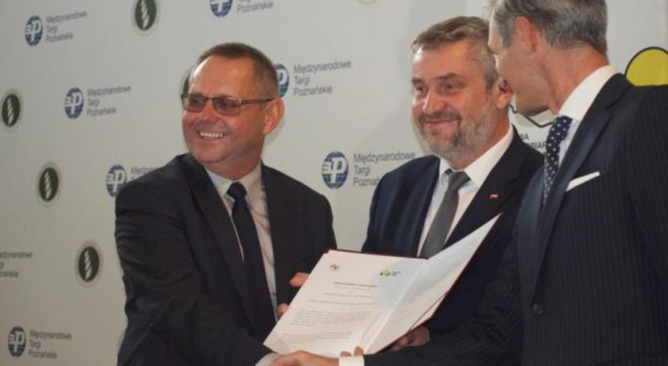 Podpisane porozumienie (od lewej) Juliusz Młodecki – prezes KZPRiRB, Jan Krzysztof Ardanowski, minister rolnictwa i Piotr Kulikowski – prezes KRD-IG, fot. Sonia Kamińska-Stępień, KZPRiRB Rodzime produkty białkowe w żywieniu drobiu – porozumienie