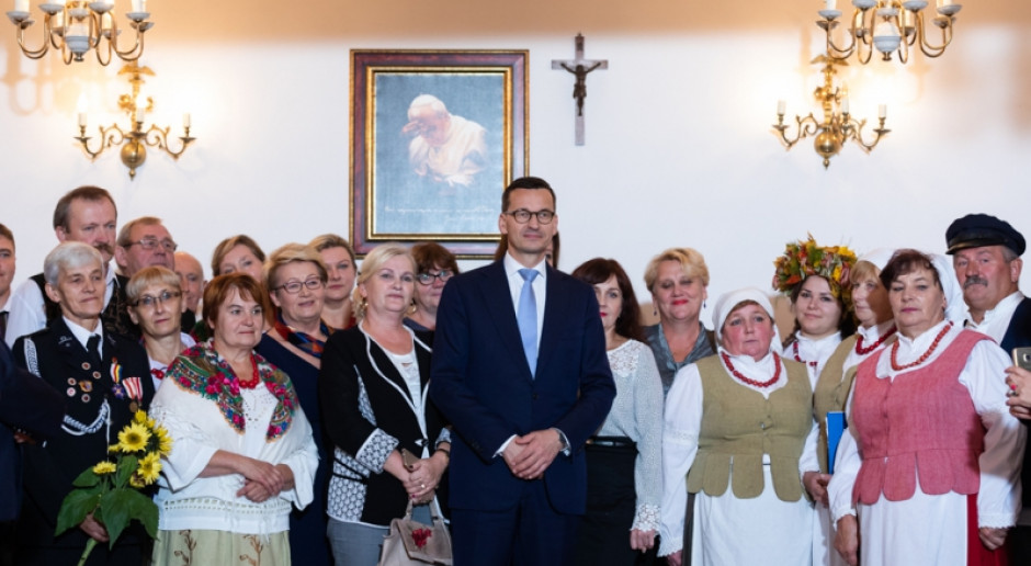 "Bardzo dziękuję paniom, że dbacie o nasz folklor, kuchnię, tradycje i lokalne obyczaje, z takich właśnie kawałków składa się cała Polska" – podkreślił szef rządu, fot. premier.gov.pl Premier: Dziękuję kołom gospodyń wiejskich za dbałość o tradycję, historię i kulturę