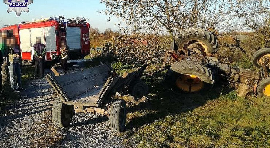 Do kolizji doszło w gminie Łaziska na Lubelszczyźnie foto: Policja Dwóch pijanych i traktor do góry kołami