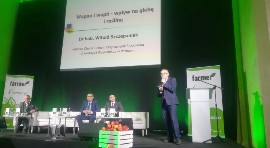 Dr hab. Witold Szczepaniak podczas wykładu "Wapno i wapń - wpływ na glebę i roślinę; Fot. A. Kobus W Polsce ponad połowa gleb obligatoryjnie wymaga wapnowania!