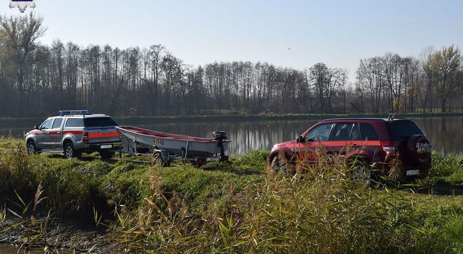 Ciało 78-latka wyłowiono z rowu melioracyjnego w pobliżu gospodarstwa rybackiego foto: Policja W rowie melioracyjnym utopił się mężczyzna