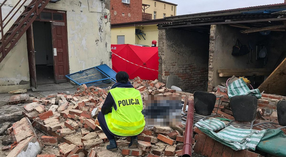 Jeden z robotników zginął pod gruzami foto: Policja Ściana runęła na robotnika