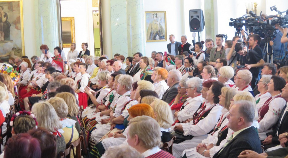 Wizyta przedstawicielek kół gospodyń w Pałacu Prezydenckim w maju 2016 r.; fot. MP Nowe KGW niezgodne z Konstytucją i tradycją?