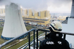 Aktywiści Greenpeace wspięli się na komin Elektrowni Bełchatów 