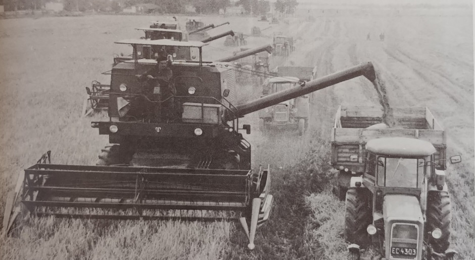 "Kiedy złocisty łan zaszeleścił, na pole wyruszyły kombajny", źródło: „Płockie Bizony”, Biuro Wydawnictw HWiU „LIBRA”, Warszawa 1982 Bizon – historia kombajnów których miało nie być; odc. I, cz. 1/2 (wideo)