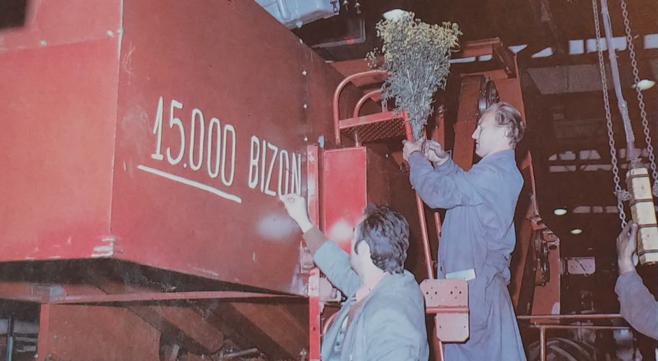 "W grudniu 1976 roku taśmę montażową płockiej FMŻ opuścił 15-tysięczny kombajn z rodziny "Bizonów", źródło: „Płockie Bizony”, Biuro Wydawnictw HWiU „LIBRA”, Warszawa 1982 Bizon – historia kombajnów których miało nie być; odc. I, cz. 2/2 (wideo)