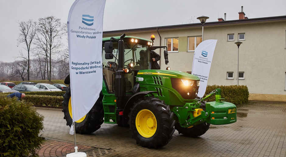 Do Wód Polskich trafią 34 ciągniki John Deere 6120M, fot. materiały prasowe Nowe ciągniki w Państwowym Gospodarstwie Wodnym