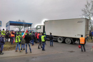 Rolnicy kończą protest. Zakład zgodził się na ich obecność przy rozładunku zablokowanego tira