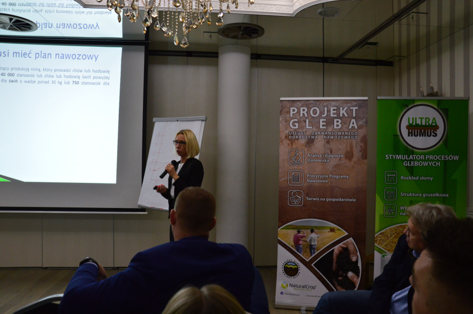 dr Magdalena Szymańska podczas wykładu dotyczącego poprawnego sporządzania planów nawozowych na konferencji firmy NaturalCrop fot. Hanna Jarosławska