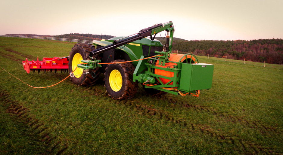 Ciągnik GridCON jest może pracować autonomicznie lub być zdalnie sterowanym, fot. John Deere John Deere GridCON - ciągnik zasilany z przewodu elektrycznego