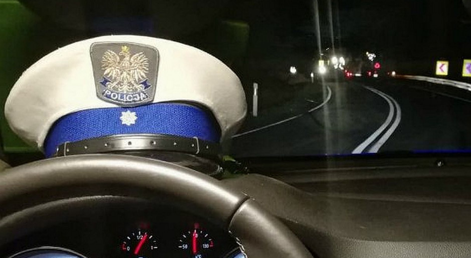 Bus najechał na ciągnik odśnieżający drogę foto: Policja Dwie osoby ranne po zderzeniu busa z ciągnikiem