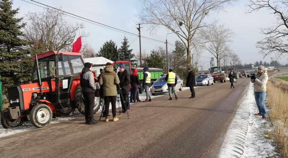 Rolnicy przygotowujący się do protestu w Topoli Królewskiej fot. farmer.pl Rolnicy blokują drogi w różnych regionach kraju
