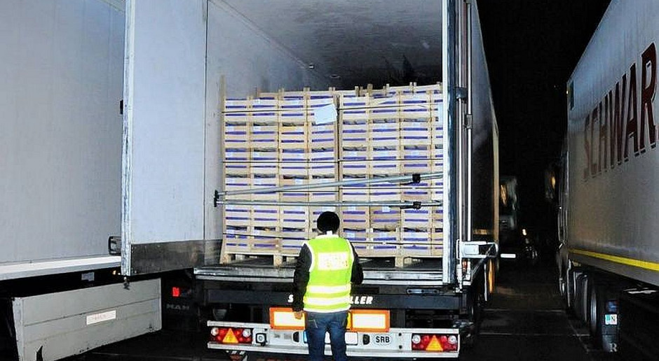 Afgańczycy ukryli się w naczepie tira między skrzynkami jabłek foto: Policja Nielegalni imigranci ukryci w transporcie jabłek