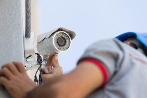 Jak monitorować teren posesji przy użyciu kamer, aby nie złamać prawa?