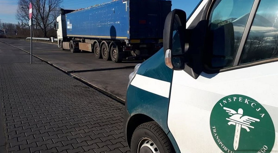 Tir przekraczał normy ładowności, a pojazd i kierowca nie posiadali uprawnień do poruszania się drogami Foto: ITD Radom Zatrzymany transport jabłek nie pojechał dalej