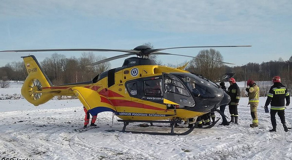 Rolnika zabrał do szpitala helikopter ratunkowy LPR Foto: OSP Janów Wypadek przy naprawie maszyny w gospodarstwie