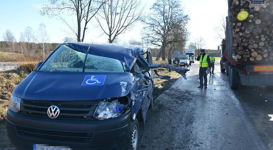 Do wypadku doszło wskutek gwałtownego hamowania ciężarówki foto: Policja Cztery osoby ranne po zderzeniu busa z transportem drewna