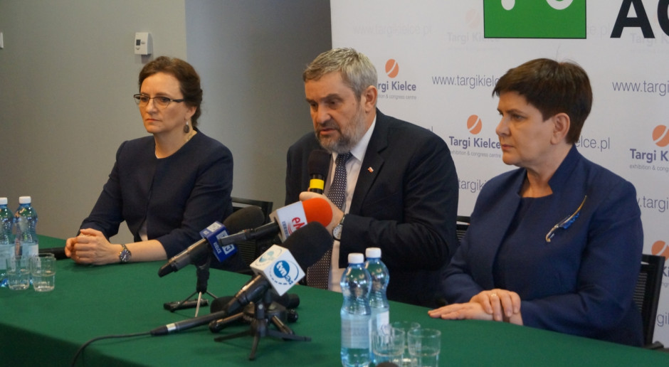 J.Krzysztof Ardanowski i Beata Szydło na konferencji prasowej podczas targów Agrotech 2019, fot.MP Ardanowski: Korzystajmy z techniki w sposób bardziej racjonalny