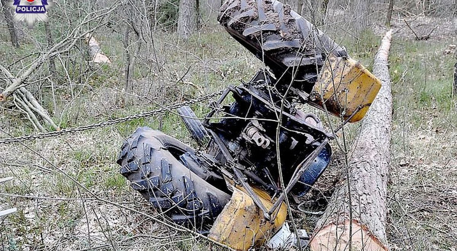 Do wypadku doszło w lesie pod Biłgorajem; fot. Policja Ciągnik rolniczy przy wycince drzew przygniótł mężczyznę