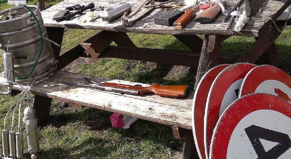 Broń i nielegalne przedmioty zabezpieczone u kłusowników, fot. Policja Udany nalot na domy kłusowników