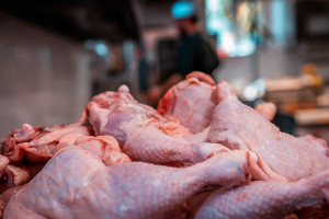 Drobiarze proszą o wykup nadwyżek mięsa z rynku