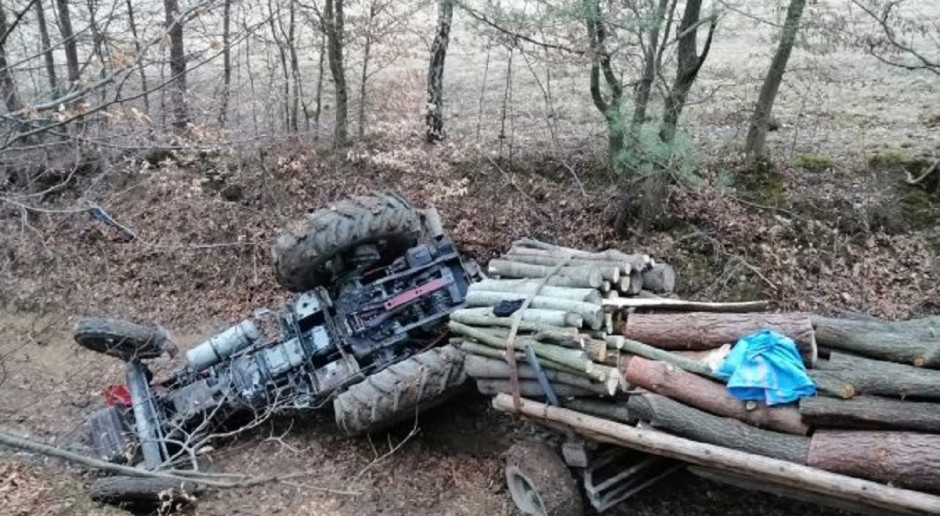 Pod naporem przyczepy cięgnik przewrócił się Foto: Policja Ciągnik przygniótł mężczyznę przy zwózce drewna