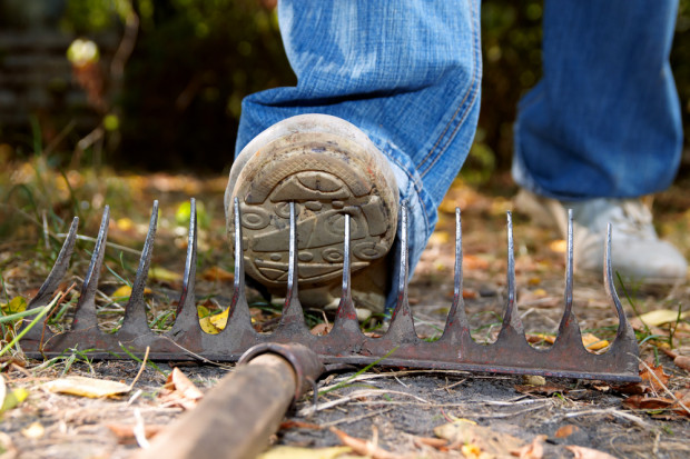 Jeden z najtragiczniejszych lipcowych wypadków, zgłoszonych do KRUS w Olsztynie, wydarzył się podczas belowania siana na polu, fot. Shutterstock W tym roku mniej wypadków w rolnictwie na Warmii i Mazurach