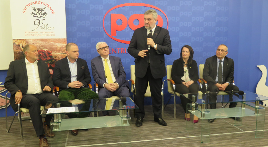 Minister podczas wczorajszej konferencji; fot. Iwona Dyba Nie wiadomo, do których i ilu krów i świń będzie 500 plus i 100 plus