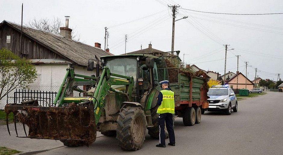 PIR domaga się zniesienia ograniczeń poruszania sie pojazdami rolniczymi po drogach w okresie zbiorów Foto: Policja Zarządca drogi może wyłączyć pojazdy rolnicze spod ograniczeń wjazdu na drogi publiczne