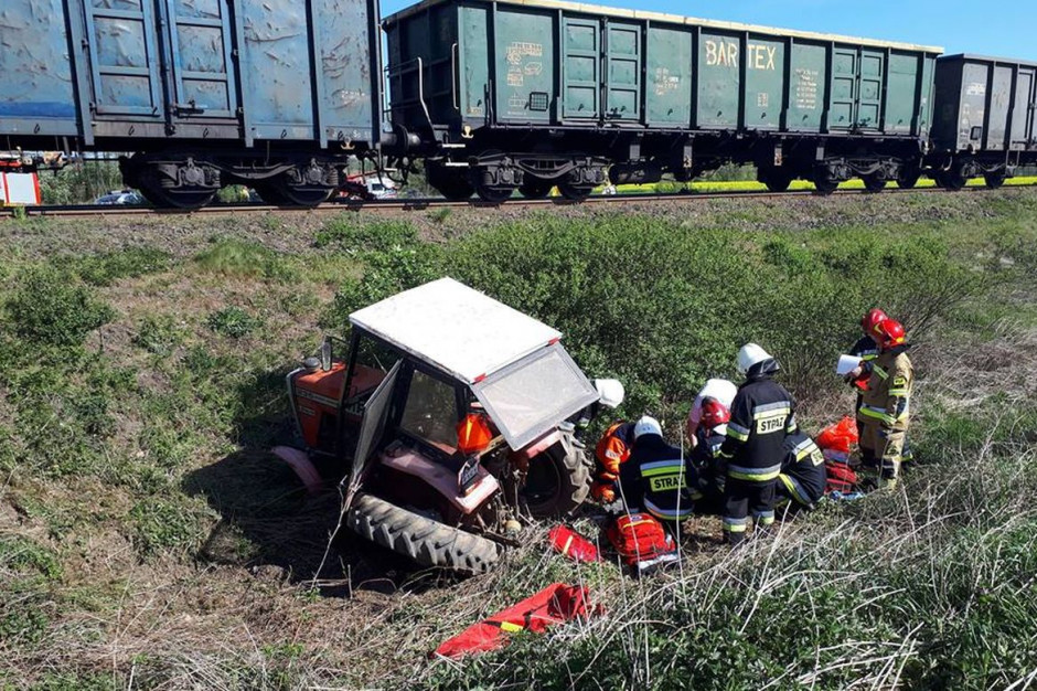 Po zderzeniu z pociągiem, traktor dosłownie rozpadł się na kawałki, fot. OSP Racławice Śląskie
