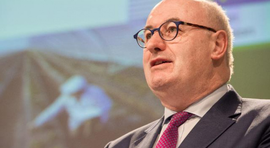 Komisarz Hogan; Fot. KE KE chce stworzyć nowy program kredytowy dla młodych rolników