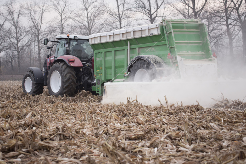 Wapnowanie powinno mieć pierwszeństwo przed nawożeniem mineralnym, fot. farmer.pl