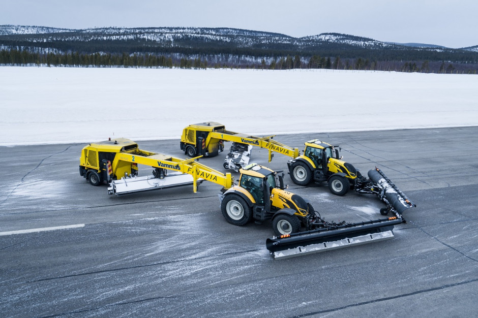 Dwie maszyny Valtra T254 Versu wyposażone w opony Nokian Hakkapeliitta TRI ciągnące oczyszczarki lotniskowe o szerokości 4,5 m oczyściły w sposób autonomiczny drogę startową w porcie lotniczym Ivalo położonym w fińskiej Laponii, fot. materiały prasowe