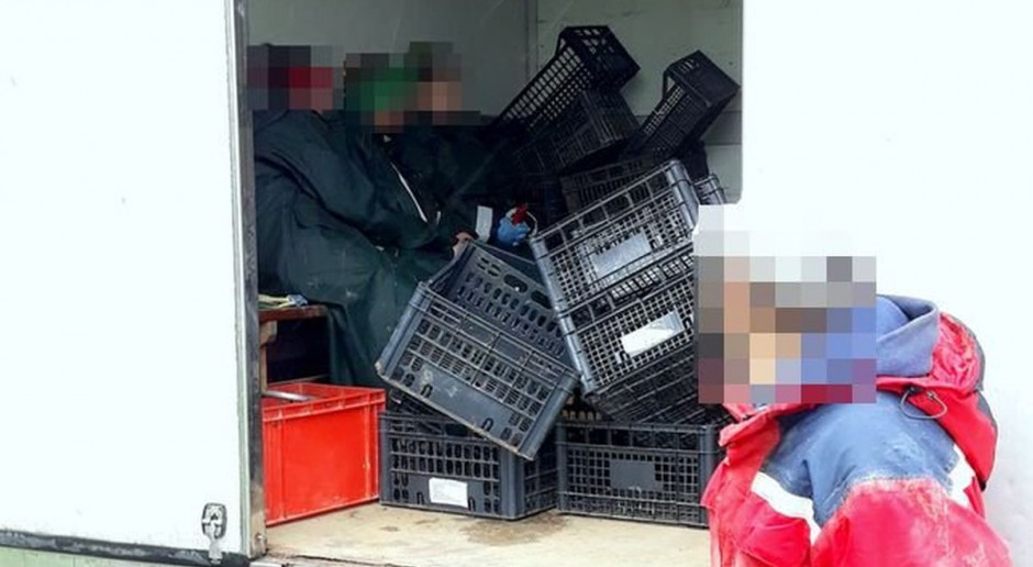 W chłodni zamiast owoców policjanci ujrzeli pasażerów Foto: Policja Przewoził ludzi chłodnią - stracił prawo jazdy