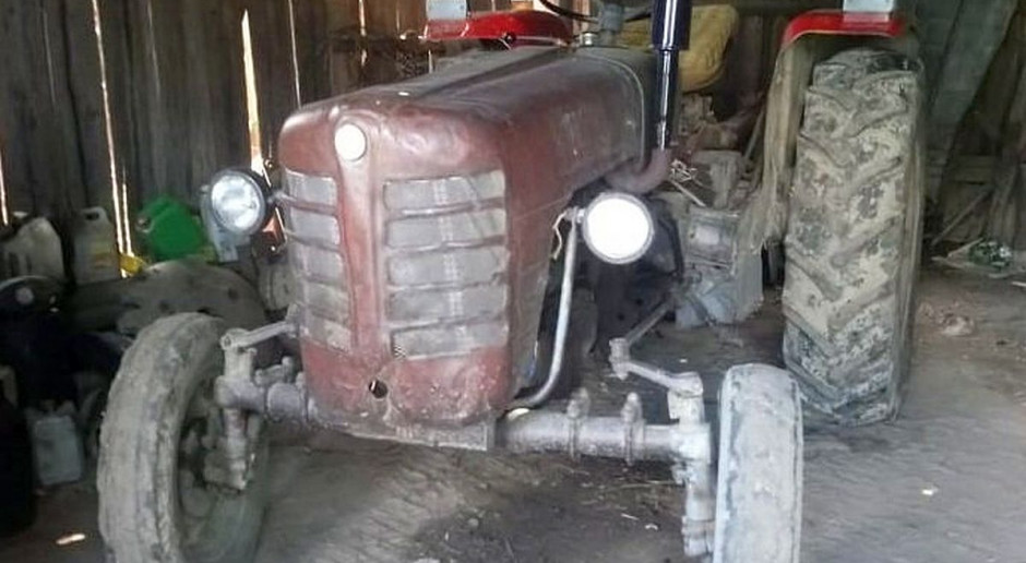 Ani traktor, ani jego kierowca nie mieli prawa znaleźć sie na drodze publicznej Foto: Policja Pijany jechał ciągnikiem, który od 20 lat nie był zarejestrowany