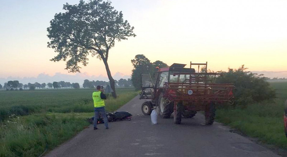 Policja uważa, że zawinił traktorzysta skręcający w polną drogę, fot. Policja Motocyklista ranny po zderzeniu z ciągnikiem