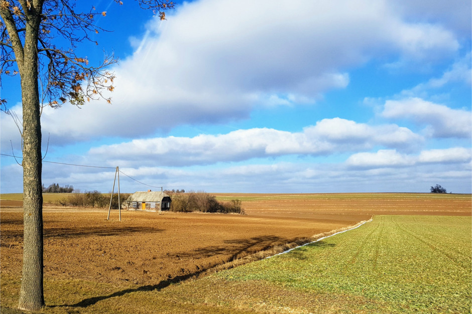 Jest szereg problemów, które mogą utrudnić samorządom z obszarami wiejskimi pozyskiwanie funduszy z perspektywy 2021-2027, fot. shutterstock