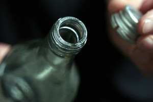 KAS przekazała skonfiskowany alkohol na walkę z koronawirusem