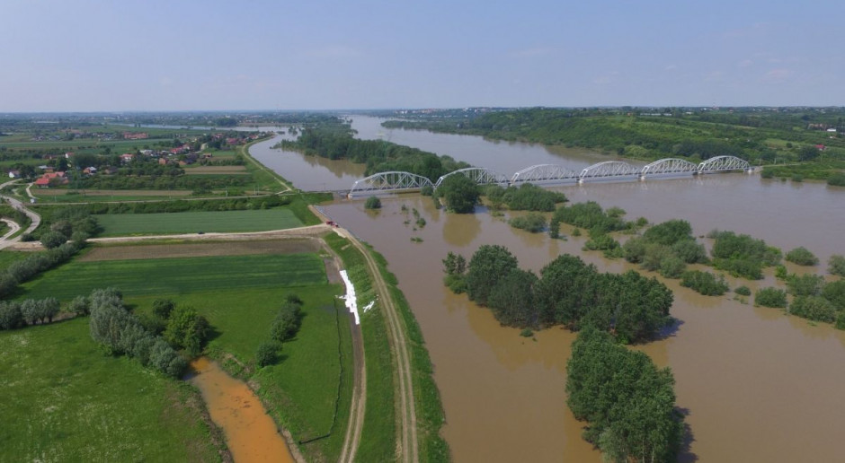 Zdaniem KRIR państwowe wsparcie nie rekompensuje rolnikom strat z powodu zalań i suszy, fot. RCB Wciąż brak rozwiązań na niwelowanie skutków klęsk żywiołowych