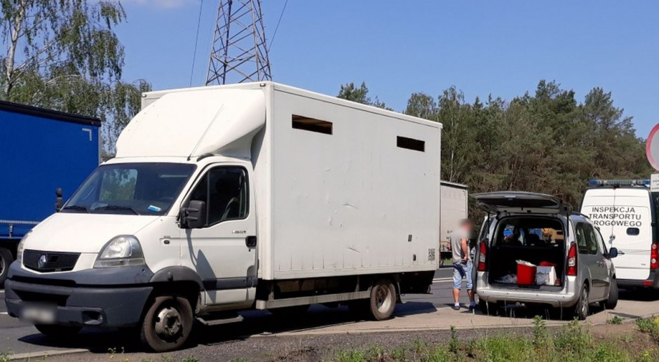 W dostawczym renault upchnięto siedem krów, fot. WITD Poznań Samochód zbyt ciężki, bo krów w środku za dużo
