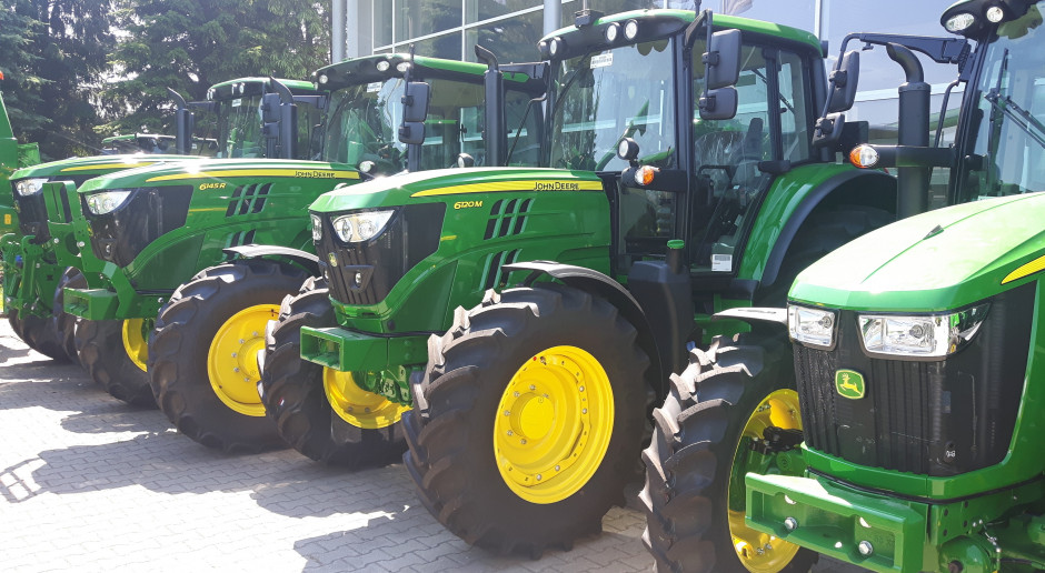 Model 6120 M ze stajni John Deere jest najpopularniejszym nowym ciągnikiem po 5. miesiącach sprzedaży w br., fot.prasowe John Deere 6120 M najpopularniejszym modelem wśród nowych ciągników