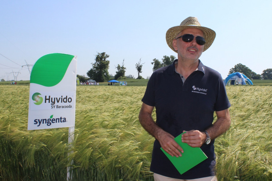 Jerzy Grzesiek, Campaign Lead odpowiedzialny w Syngenta za odmiany nasion zbóż, rzepaku i kukurydzy przedstawił podczas spotkania nowość w rodzinie Hyvido: SY Baracooda Fot. A. Kobus
