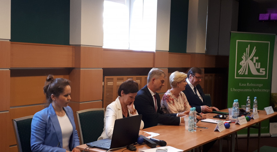 Od lewej: Szymon Giżyński sekretarz stanu w MRiRW, dr Aleksandra Hadzik prezes KRUS, Bernd Treichel przedstawiciel ISSA; Fot. JK KRUS partnerem strategii „Wizja Zero”