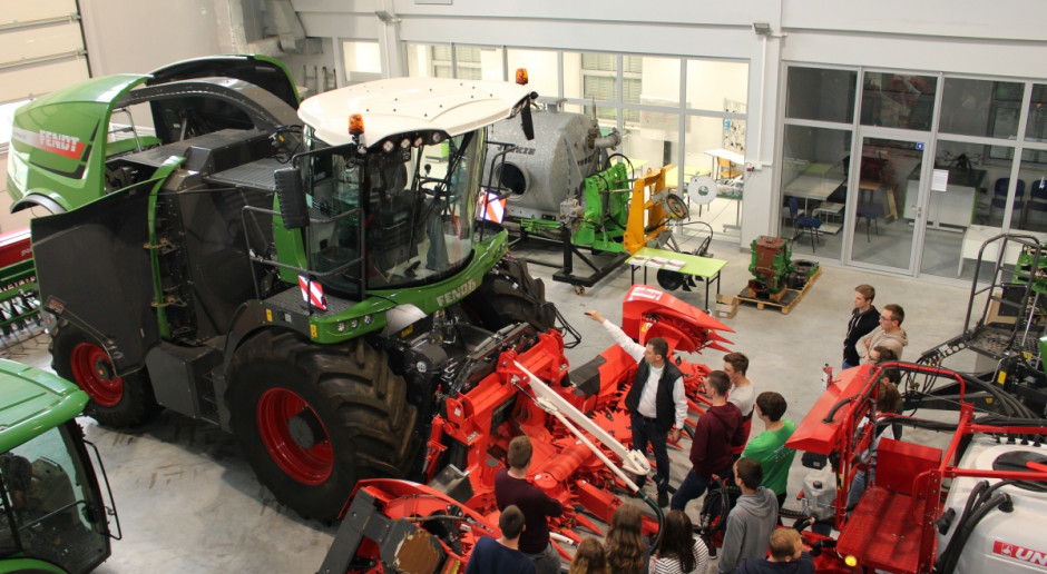 Instytutu Biosystemów w Poznaniu, Agravis Technik Polska, na okres dwóch miesięcy, udostępnił sieczkarnię Fendt Katana 65 do celów dydaktycznych Sieczkarnia Fendt Katana na UP w Poznaniu