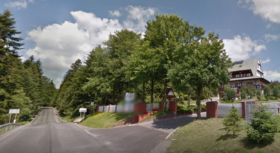 Zdesperowany handlarz protestuje pod firma w Mochnaczce Wyżnej, Foto: Google Maps Handlarz bydłem prowadzi głodówkę pod upadłą ubojnią, by wymóc zapłatę
