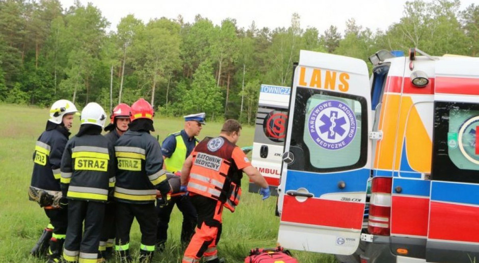 Dziecko zostało przewiezione na specjalistyczny oddział zamojskiego szpitala, zdjęcie ilustracyjne: Policja Dziecko o mało nie odrąbało sobie rączki siekierą