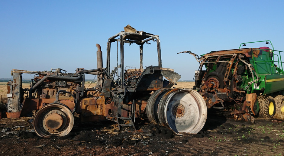 Podczas prasowania słomy doszczętnie spalił się podstawowy ciągnik w gospodarstwie i prasa, fot. T.Kuchta Farmer w Teksasie, cz.5. Pożar w gospodarstwie!
