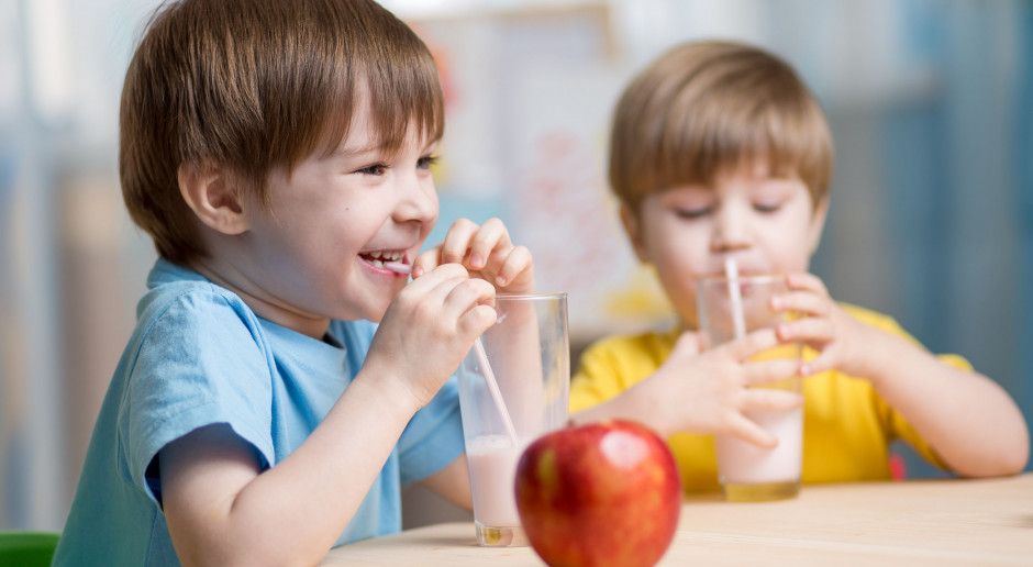 fot. Shutterstock Jak wybierani są dostawcy mleka, owoców i warzyw do szkół?