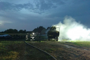 Pożar ciągnika rolniczego z przyczepą wyładowaną sianem 